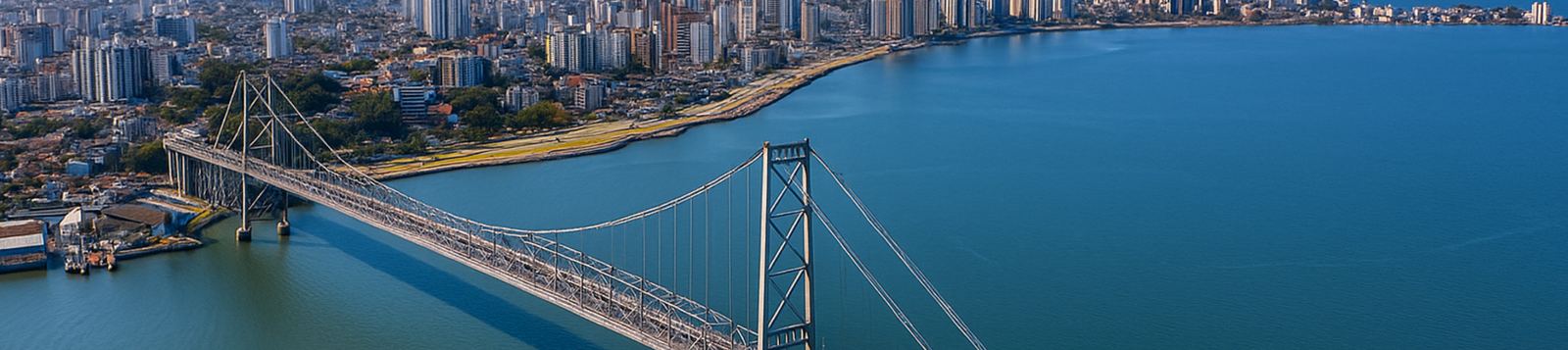 Vista aérea de Florianópolis com a Ponte Hercílio Luz, cidade onde a BRAPARK opera desde 2013